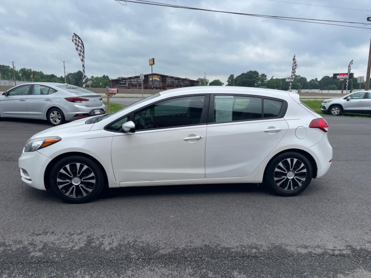 2016 White Kia Forte5 (KNAFK5A86G5) with an 4-Cyl, GDI, 2.0 Liter engine, Auto, 6-Spd w/Sportmatic and Active ECO System transmission, located at 8008 Warden Rd, Sherwood, AR, 72120, (501) 801-6100, 34.830078, -92.186684 - Photo#4